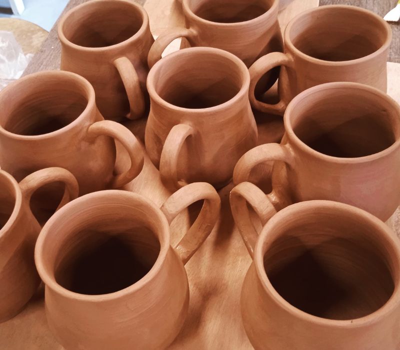 tasses en faïence brute - fabrication poterie artisanale