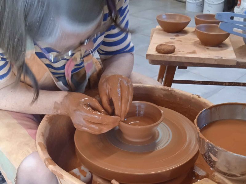 tournage sur le tour de potier - Poterie des hirondelles