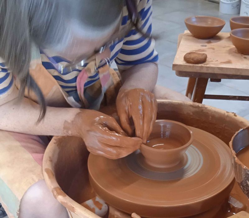 tournage d'un bol - terre vernissée - fabrication céramique artisanale