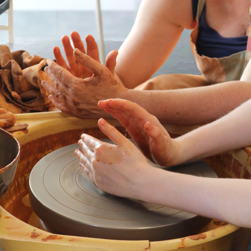mains autour du tour de potier - cours de poterie