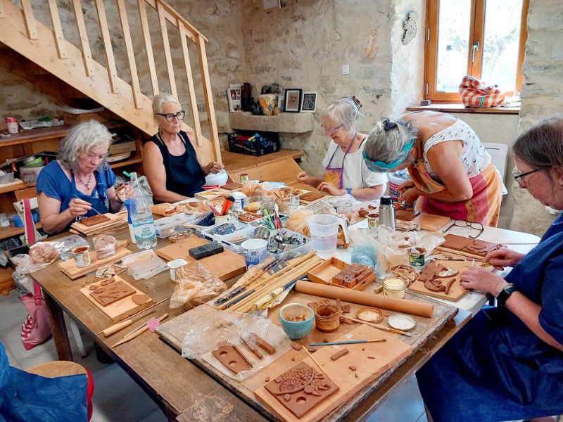 cours de poterie en groupe