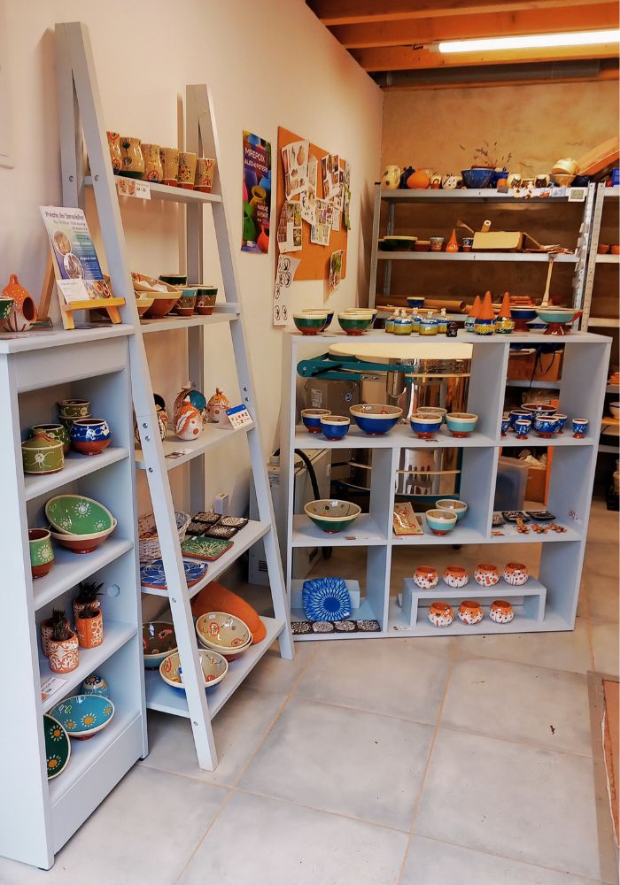 atelier - poterie des hirondelles intérieure - atelier boutique de la poterie des hirondelles