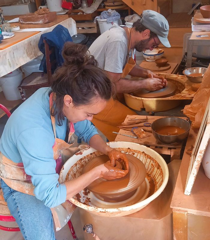 stage de poterie - tournage couple stage de poterie adulte - fabriquez un carreau en relief